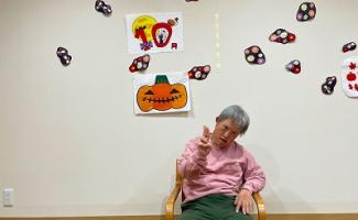 カボチャをバックに🎃
