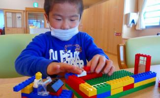 ブロックで車とお家作りに夢中！！