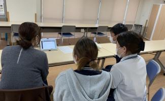 タブレットを使用して勉強しています