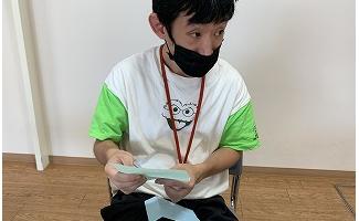 照れています！