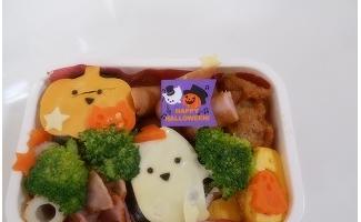 お弁当の中も「ハッピーハロウィン」