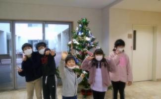 完成したツリーのまえで「はいポーズ」