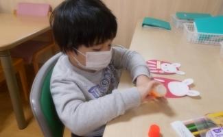 のりが指に付かないように。慎重に。