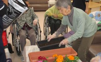最後はお花を入れる準備です。