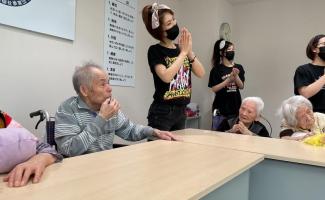 音楽に合わせて手拍子です(#^.^#)