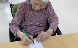 頑張って書いていますね♬