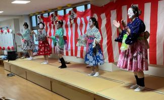 踊りでお祝いしてます！