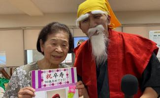 黄門様と一緒にポーズ！