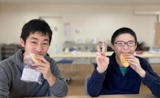 いつも2人で並んでパンを食べています！