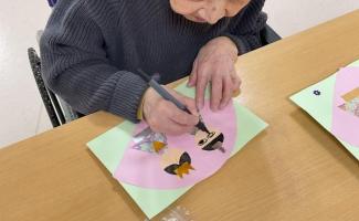 お雛様の目を描いているのかな？