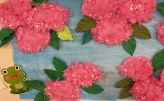 利用者さんが作った紫陽花。カエルもいます。