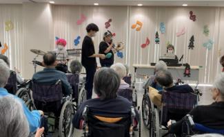 職員の演奏です！！