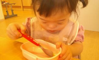 頑張って自分で食べてます♪