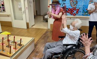 輪投げ成功で拍手