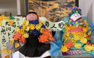 利用者さんが作った菊で飾り付けました。