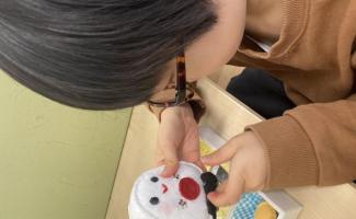 おにぎりの中身は、なあにかな？(スナップボタンの練習）