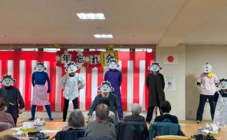 職員一同でダンスを披露