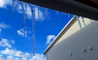 青空と氷柱　