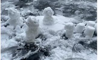 小さな雪だるまたち　空の容器でプリンも作りました