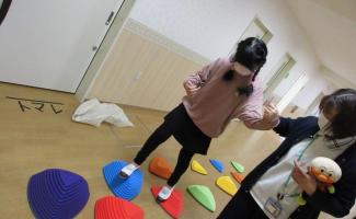 手を添えながら・・・