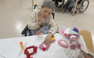 季節の飾りを作成中です！