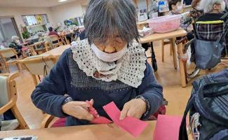 紙を細長く切って…